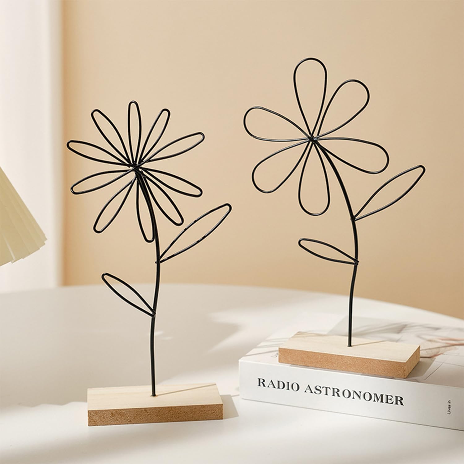 Art Craft Cafe - アイアンデスクトップアート - 防錆フラワーデザインオーナメント、木製ベース付き、寝室、書斎、カフェ用アートクラフト